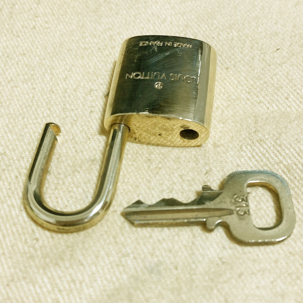 LOUIS VUITTON LV 10 SET PADLOCK KEY CHARM CADENA GOLD-PLATED FRANCE 62PDA226