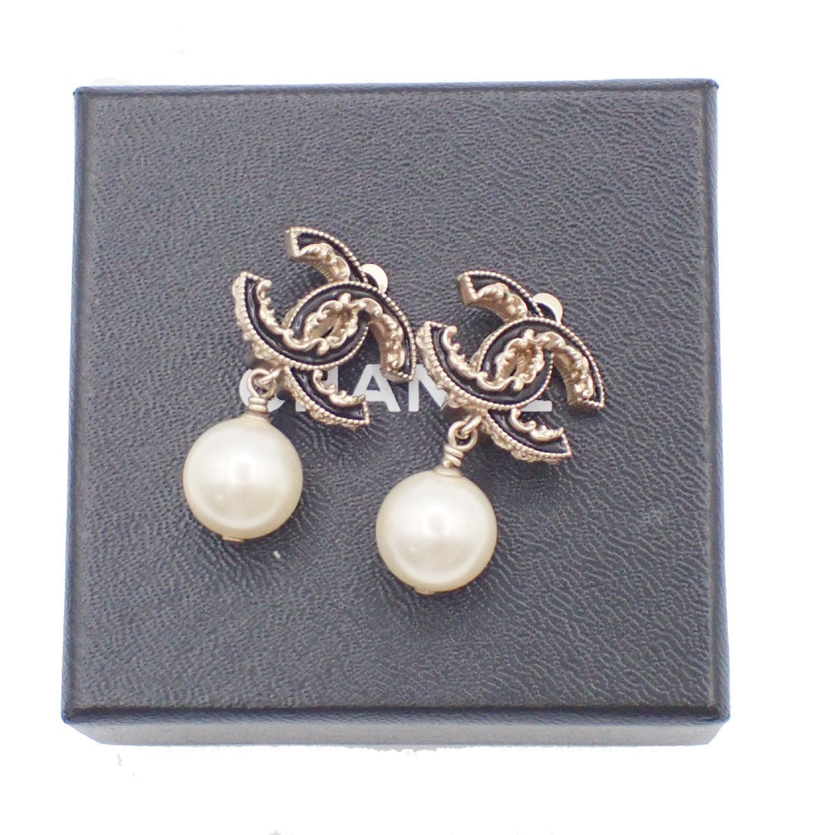 CHANEL CC Logo Immitation Pearl Swing Earrings Clip-on B13C Gold Italy 84RL895