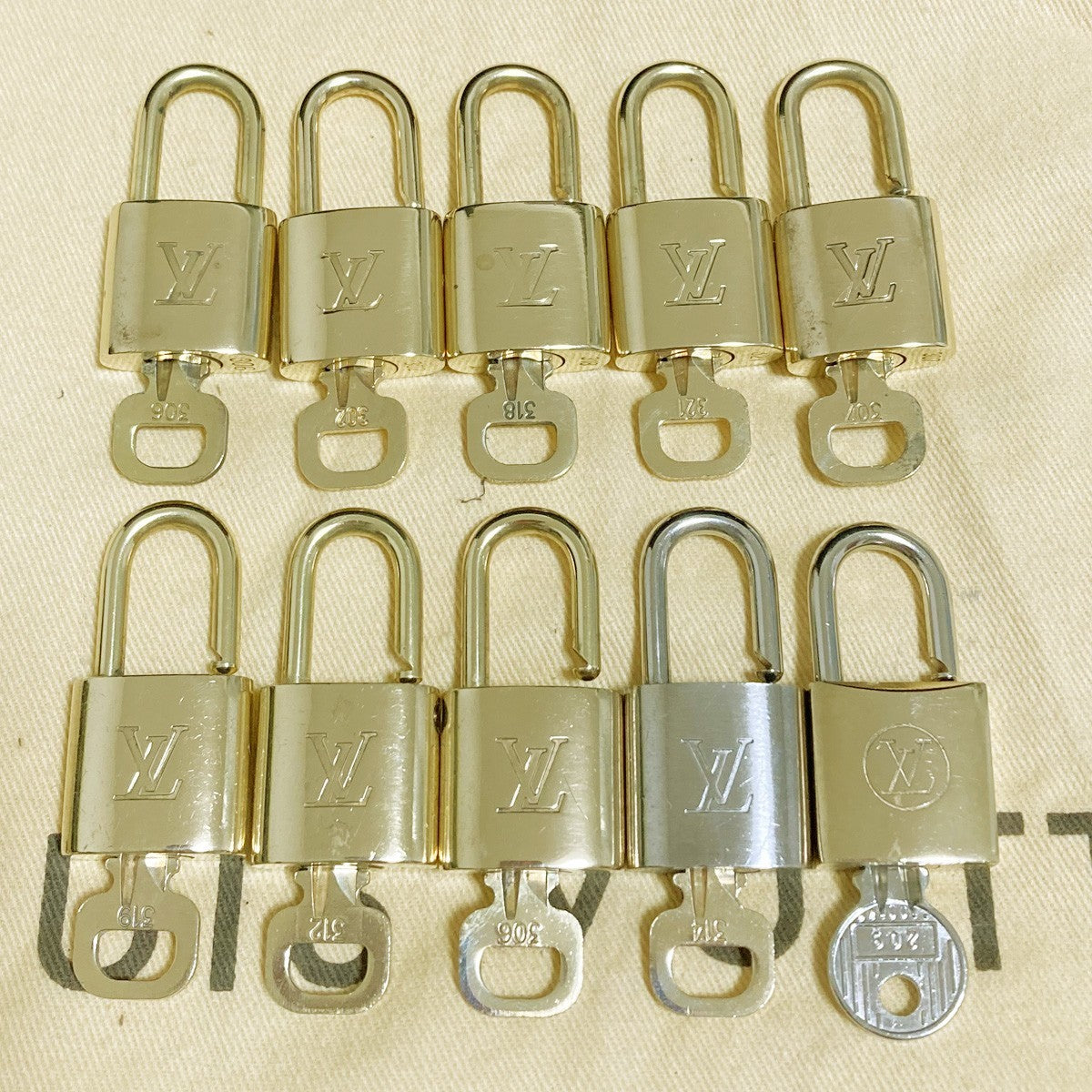 LOUIS VUITTON LV 10 SET PADLOCK KEY CHARM CADENA GOLD-PLATED FRANCE 37PDA280