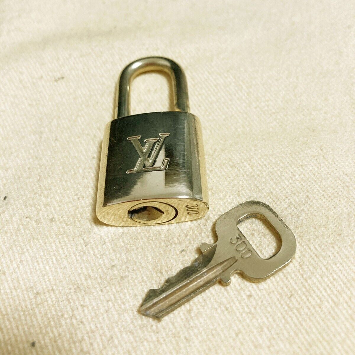 LOUIS VUITTON LV 10 SET PADLOCK KEY BAG CHARM CADENA GOLD PLATED FRANCE 37PDA079