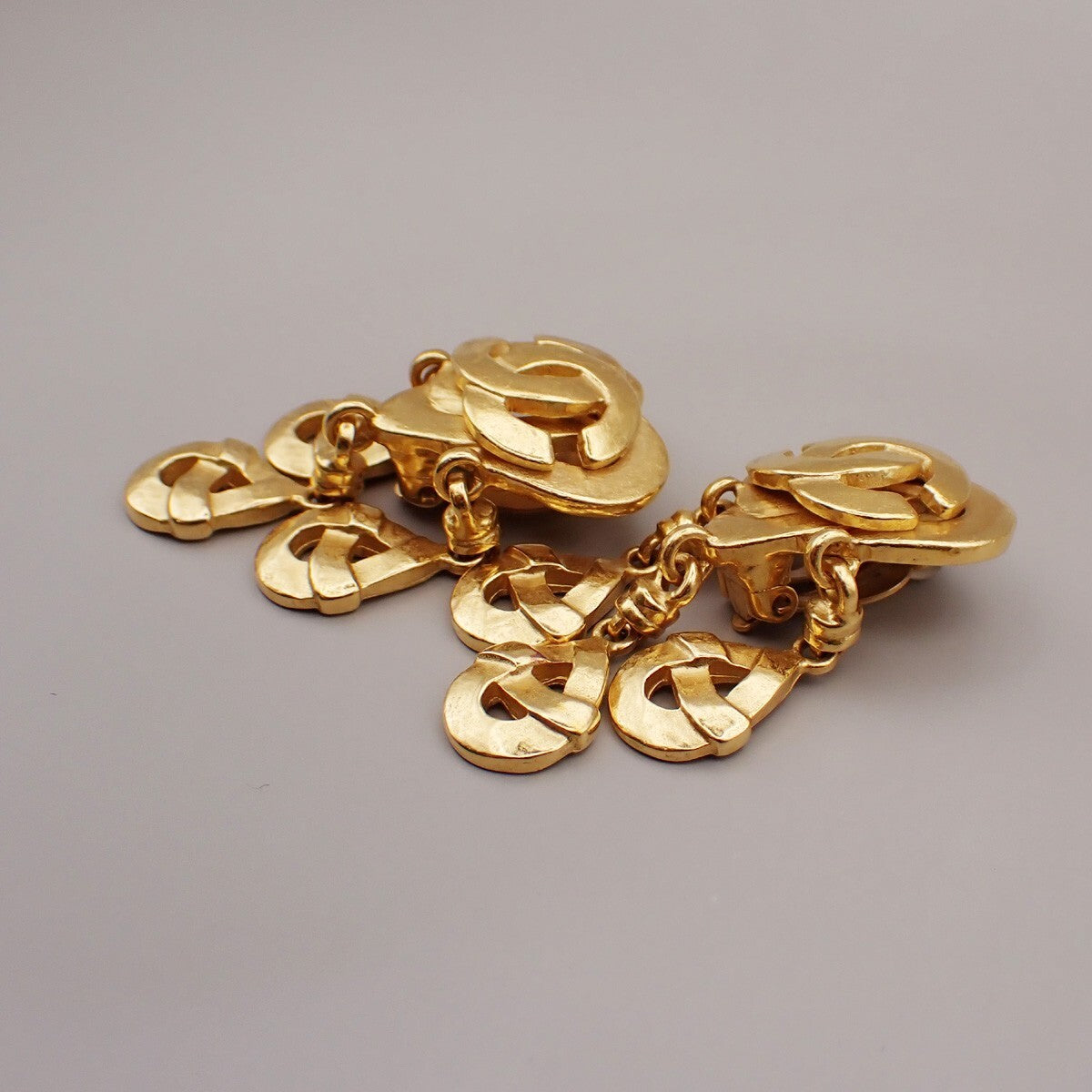 CHANEL CC Logo Heart Drop Earrings 97P Clip-On Gold GHW France Vintage 600RK641