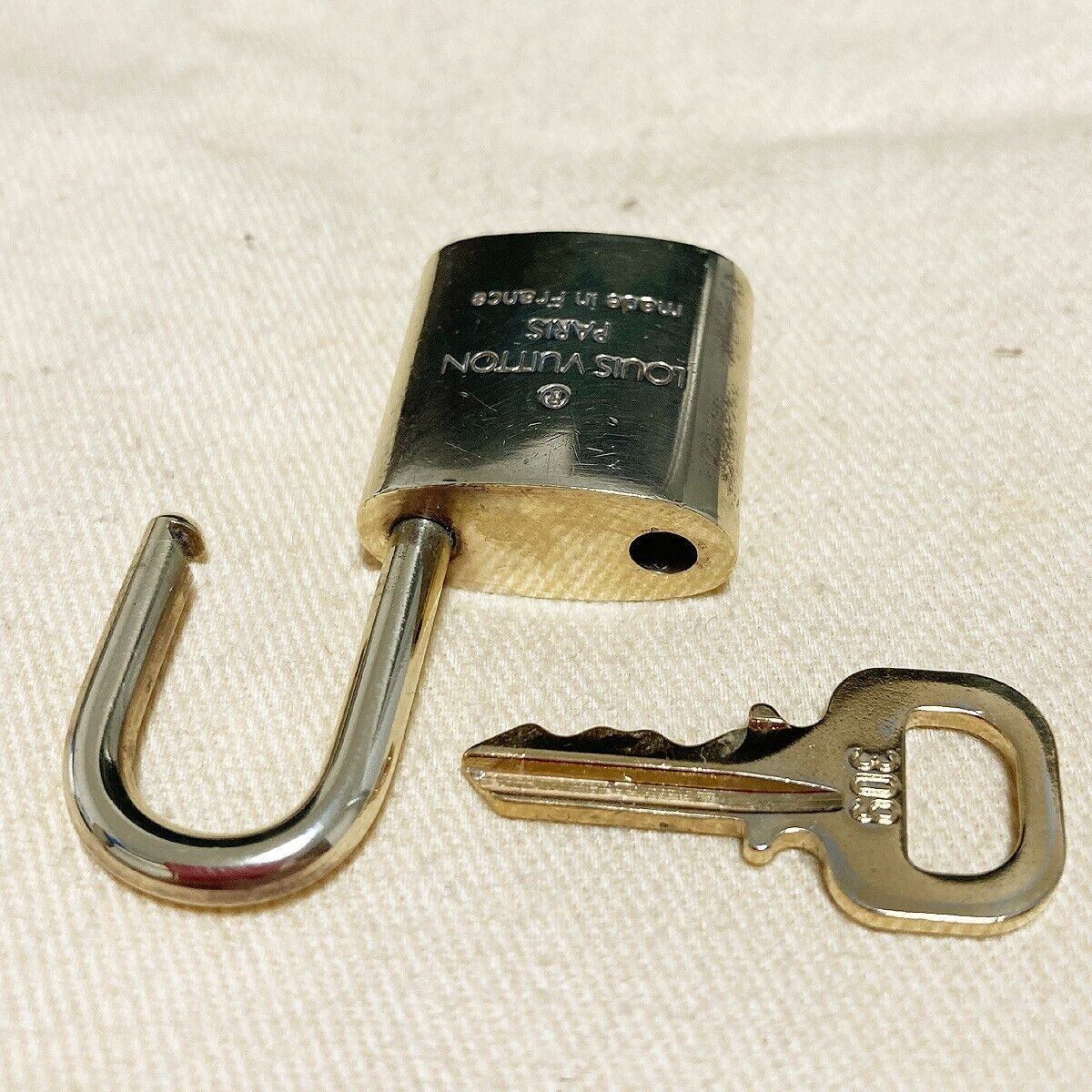 LOUIS VUITTON LV 10 SET PADLOCK KEY BAG CHARM CADENA GOLD PLATED FRANCE 65PDA036