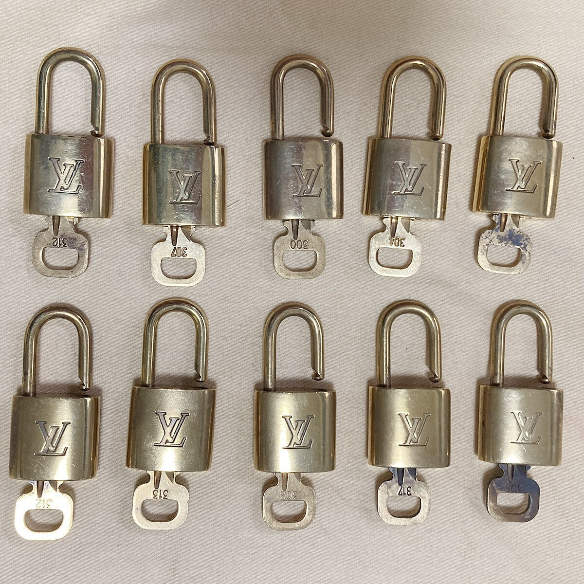 LOUIS VUITTON LV 10 SET PADLOCK KEY BAG CHARM CADENA GOLD PLATED FRANCE 35YB044