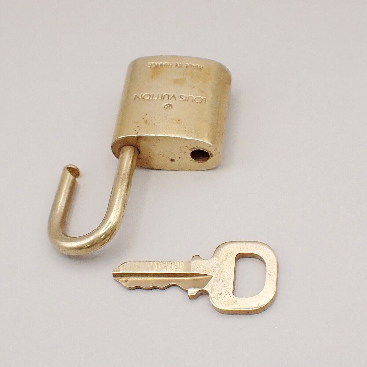 LOUIS VUITTON LV 10 SET PADLOCK CADENA KEY BAG CHARM GOLD PLATED FRANCE 37YE675