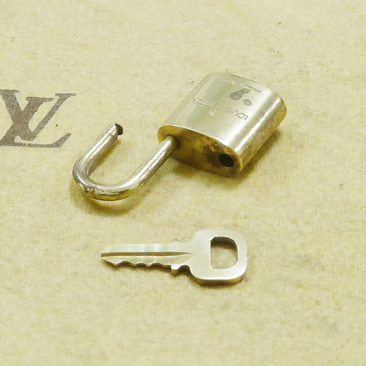 LOUIS VUITTON LV 10 SET PADLOCK KEY BAG CHARM CADENA GOLD PLATED FRANCE 33HA074