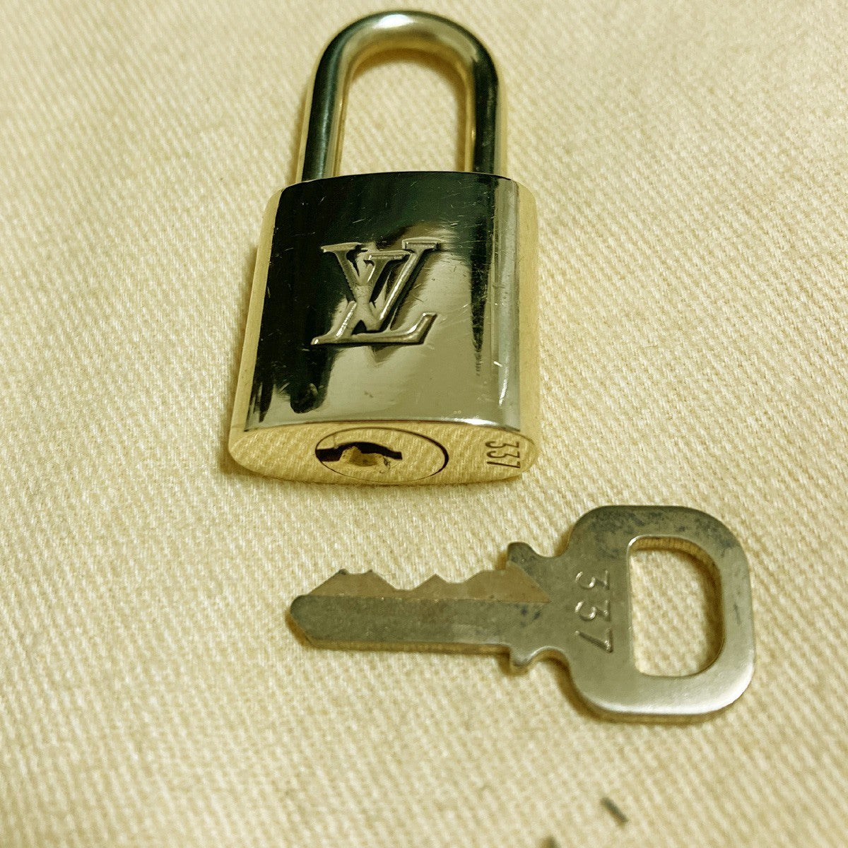 LOUIS VUITTON LV 10 SET PADLOCK KEY CHARM CADENA GOLD-PLATED FRANCE 37PDA300
