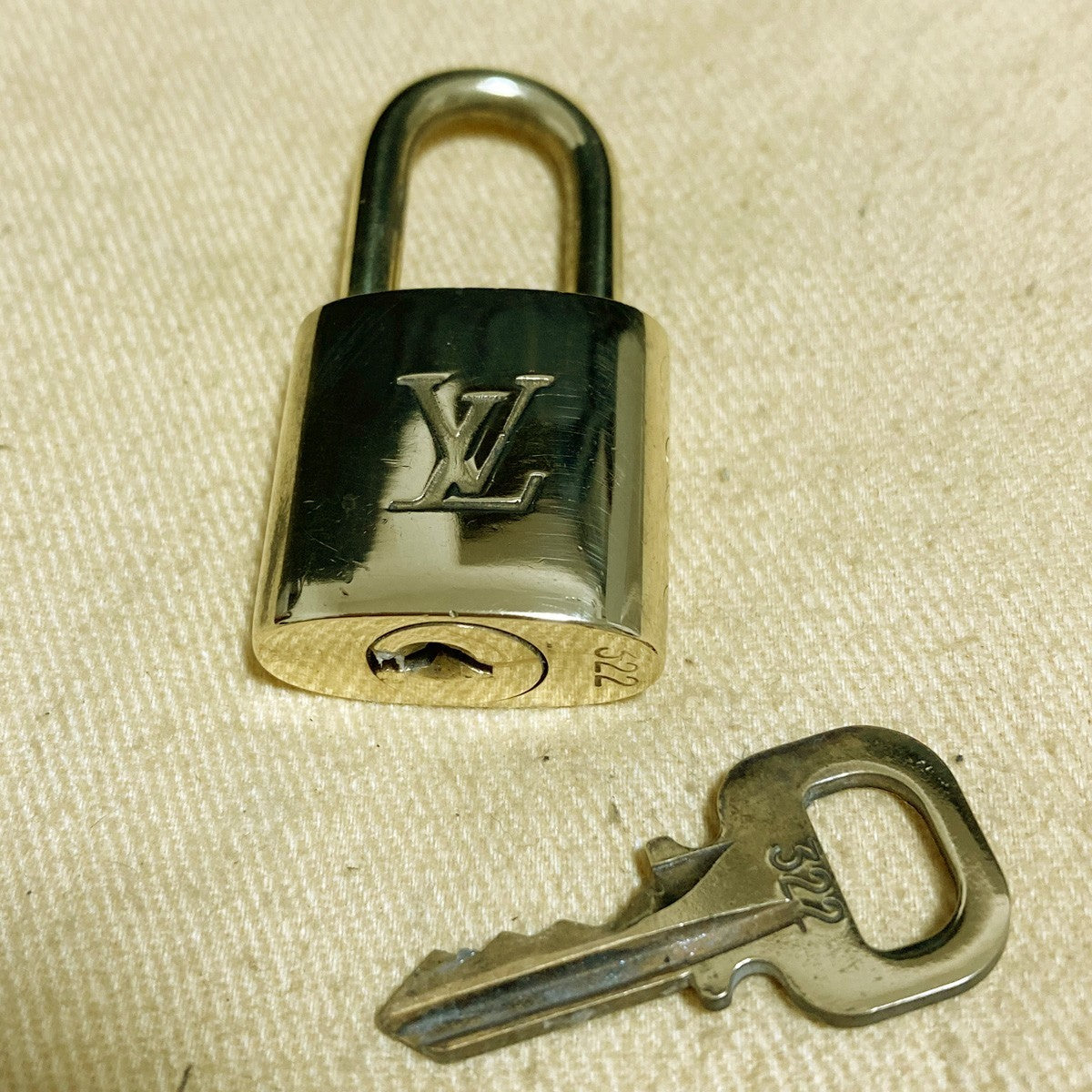 LOUIS VUITTON LV 10 SET PADLOCK KEY CHARM CADENA GOLD-PLATED FRANCE 37PDA245