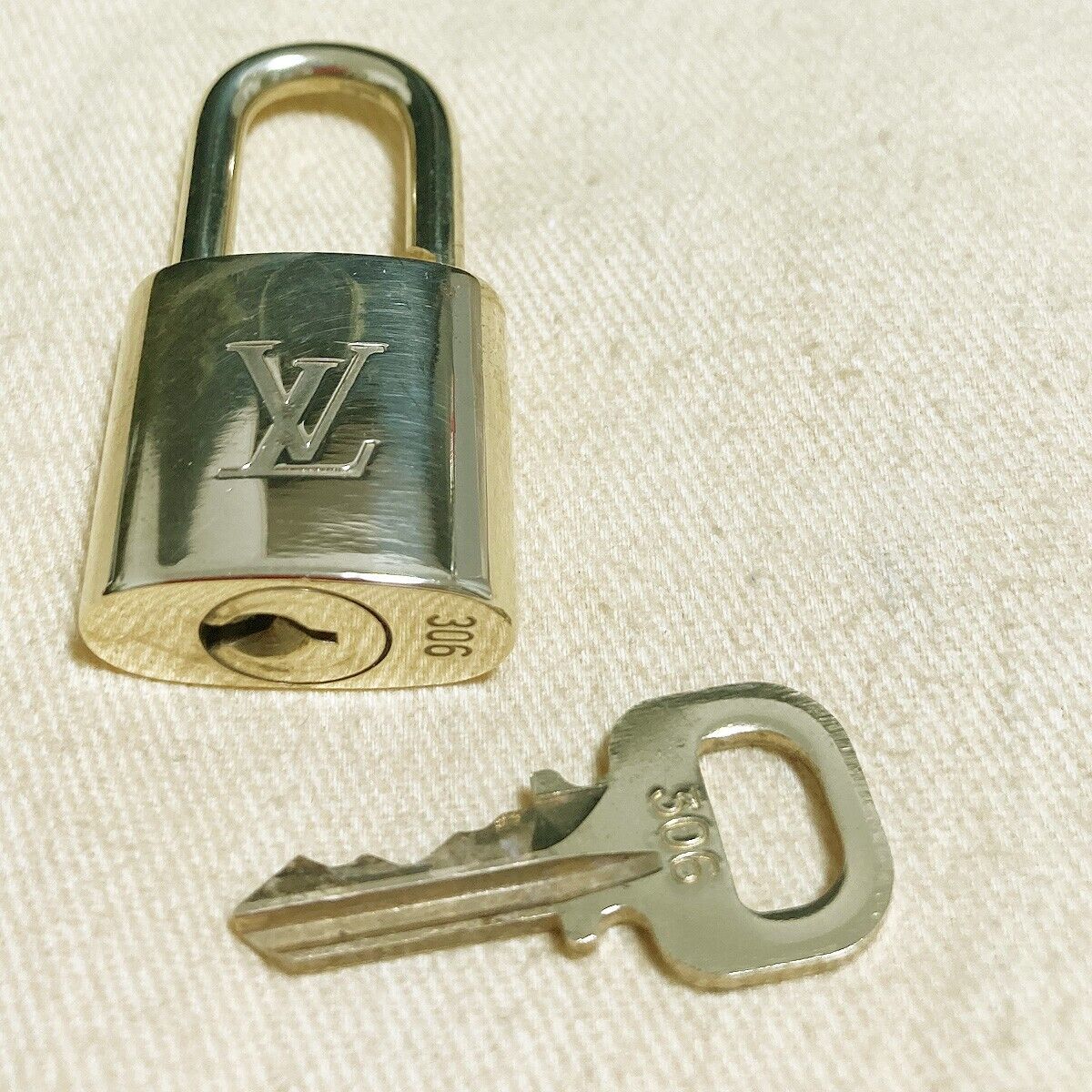 LOUIS VUITTON LV 10 SET PADLOCK KEY BAG CHARM CADENA GOLD PLATED FRANCE 37PDA119