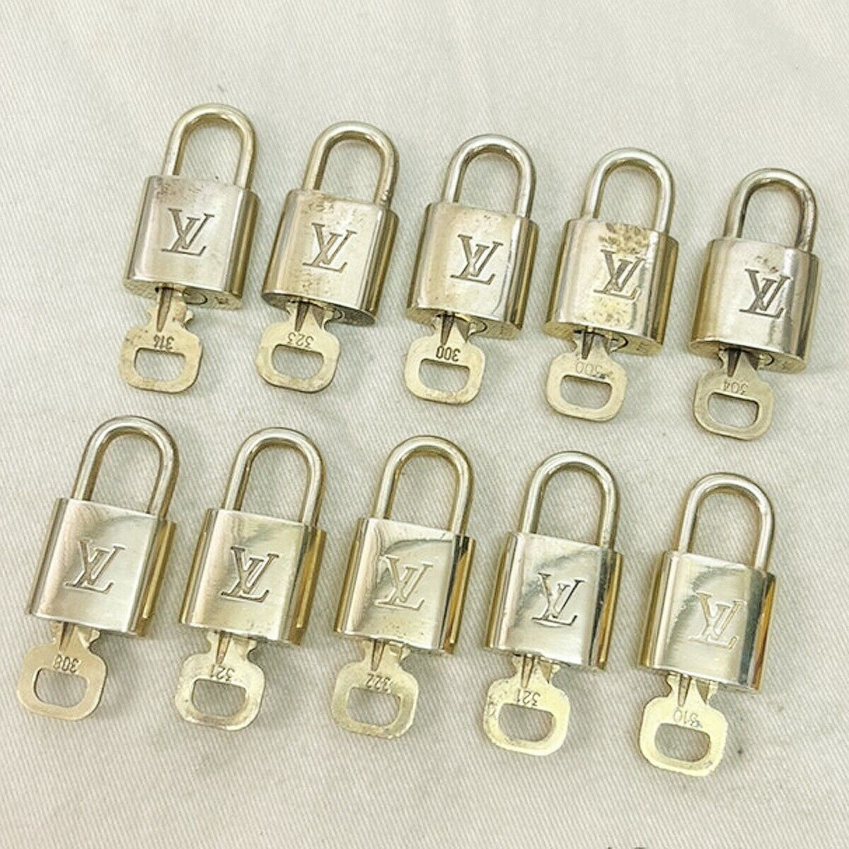 LOUIS VUITTON LV 10 SET PADLOCK KEY BAG CHARM CADENA GOLD PLATED FRANCE 33JF559