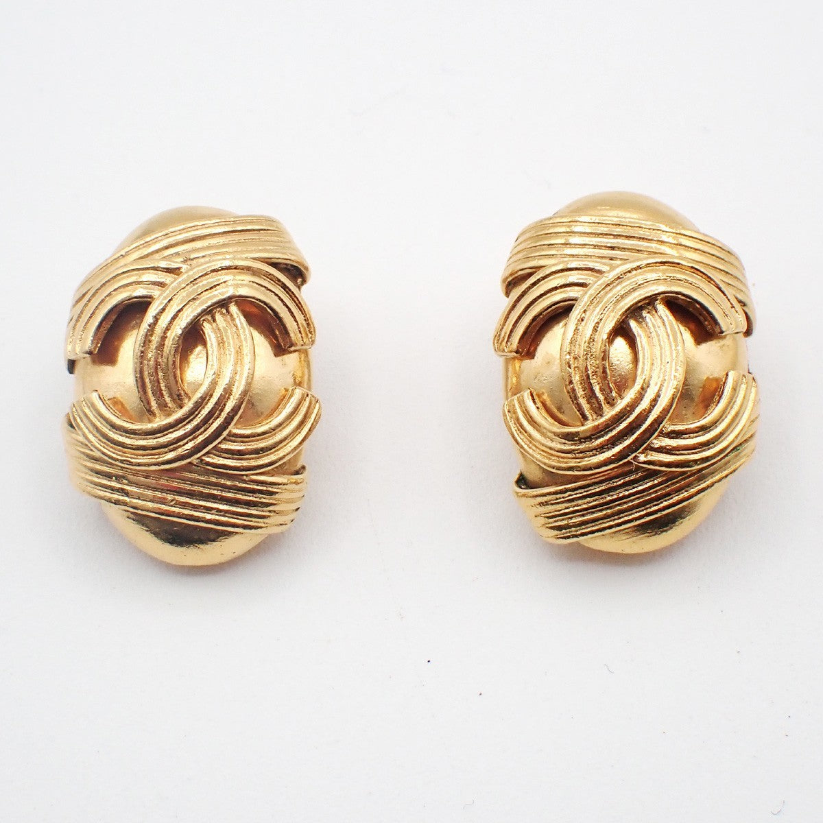 CHANEL CC Logo Button Earring 94A Clip-On Gold-Plated France Vintage 80RL937