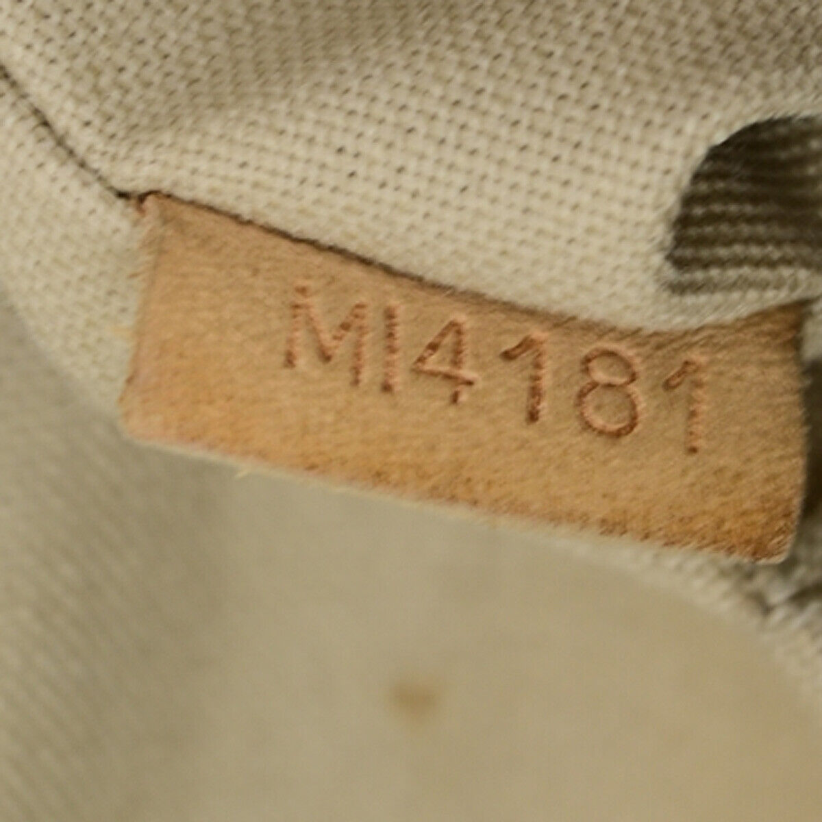 LOUIS VUITTON Siracusa MM Shoulder Bag Damier Azur Leather White N41112 37YG611