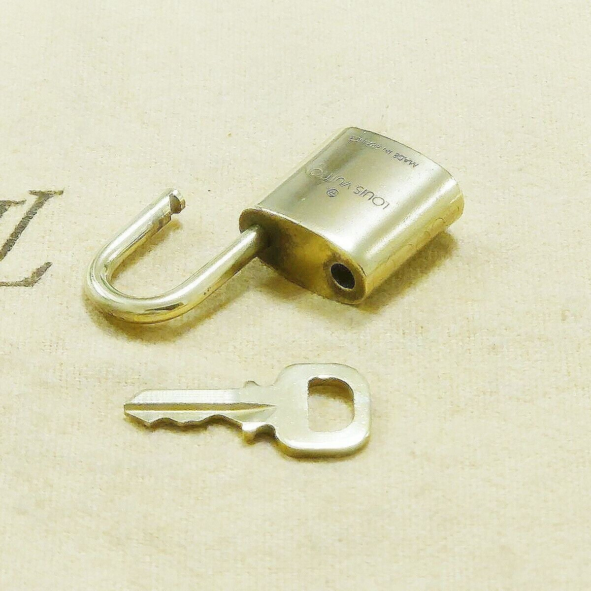 LOUIS VUITTON LV 10 SET PADLOCK KEY BAG CHARM CADENA GOLD PLATED FRANCE 33HA079