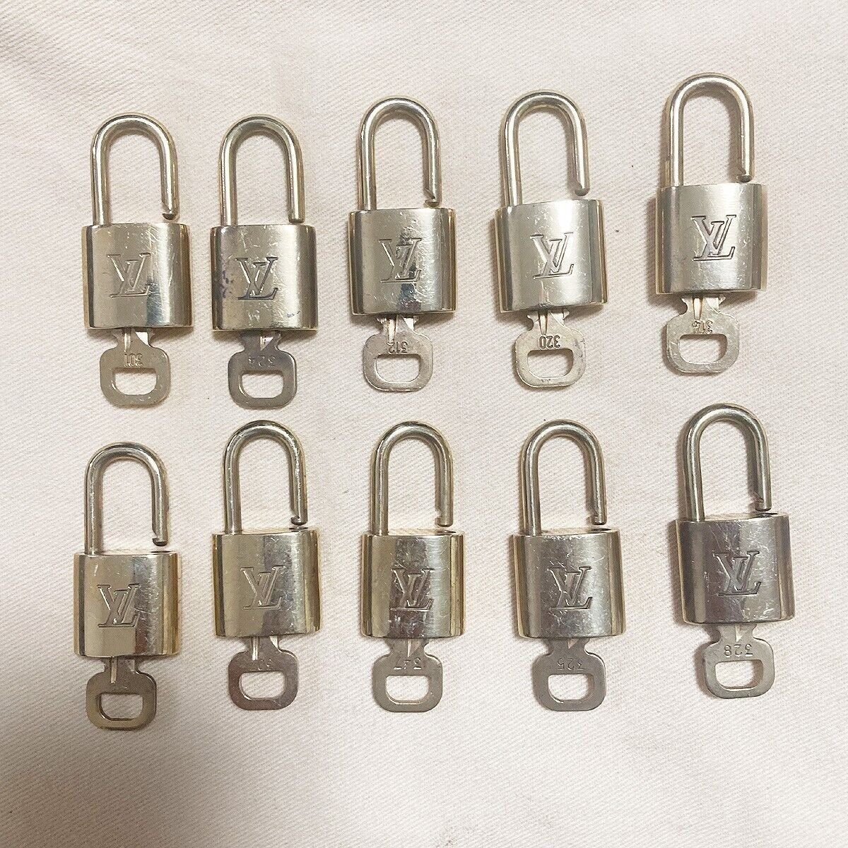 LOUIS VUITTON LV 10 SET PADLOCK KEY BAG CHARM CADENA GOLD PLATED FRANCE 33YB049
