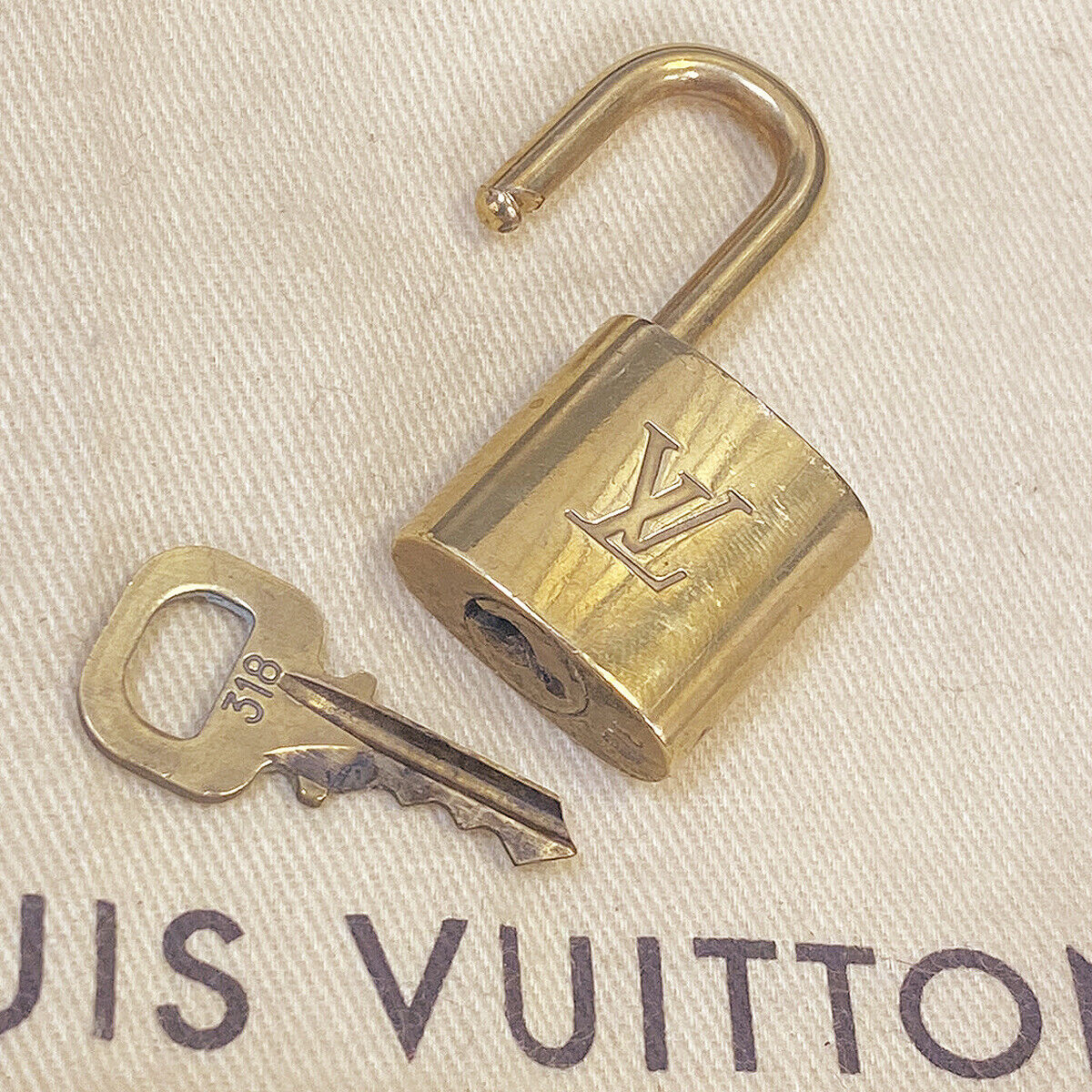 AUTHENTIC LOUIS VUITTON LV 10 SET PADLOCK KEY CHARM CADENA GOLD FRANCE 03BS968