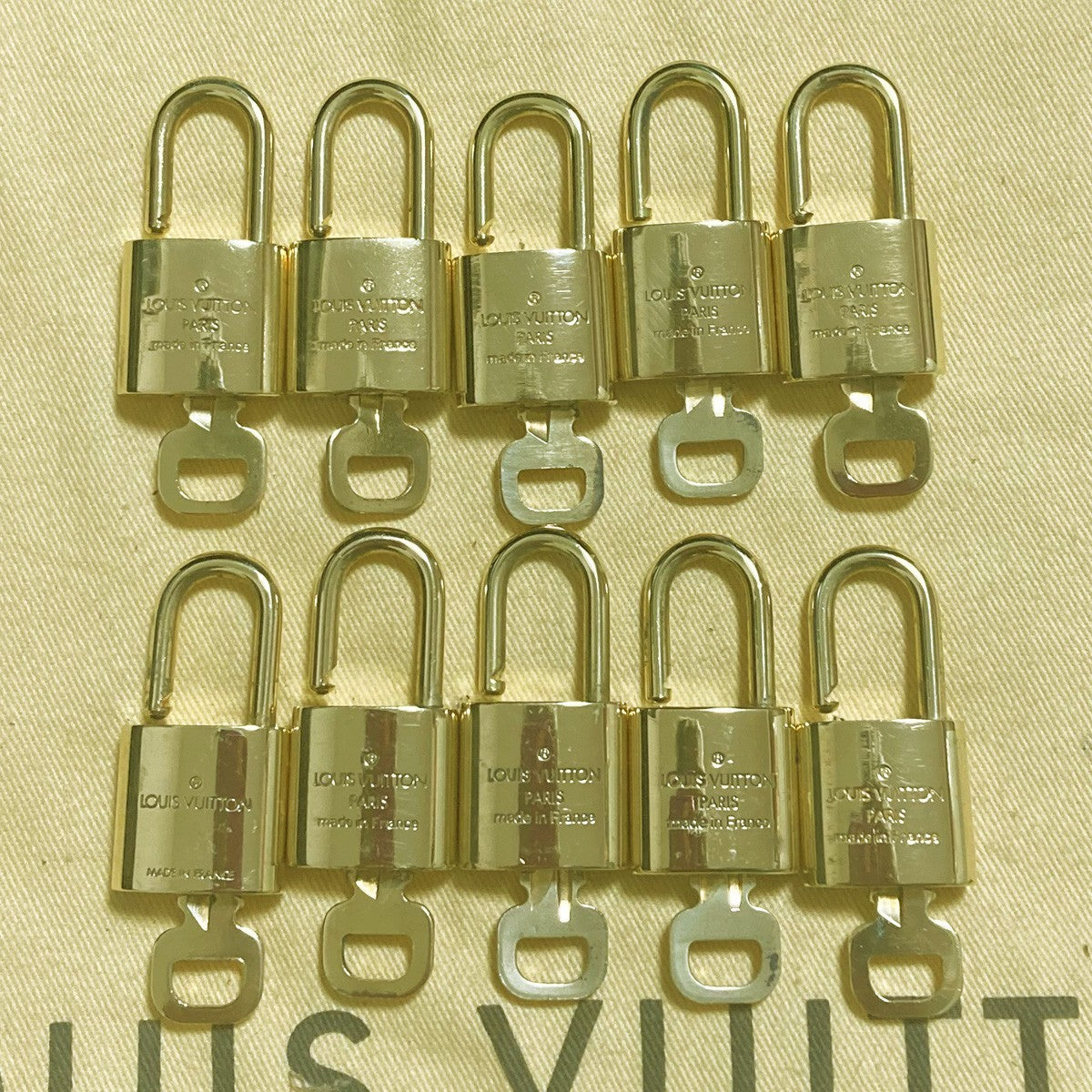 LOUIS VUITTON LV 10 SET PADLOCK KEY CHARM CADENA GOLD-PLATED FRANCE 37PDA295