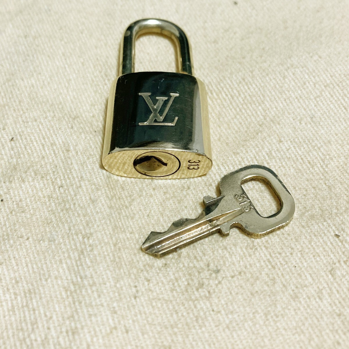 LOUIS VUITTON LV 10 SET PADLOCK KEY CHARM CADENA GOLD-PLATED FRANCE 31PDA185