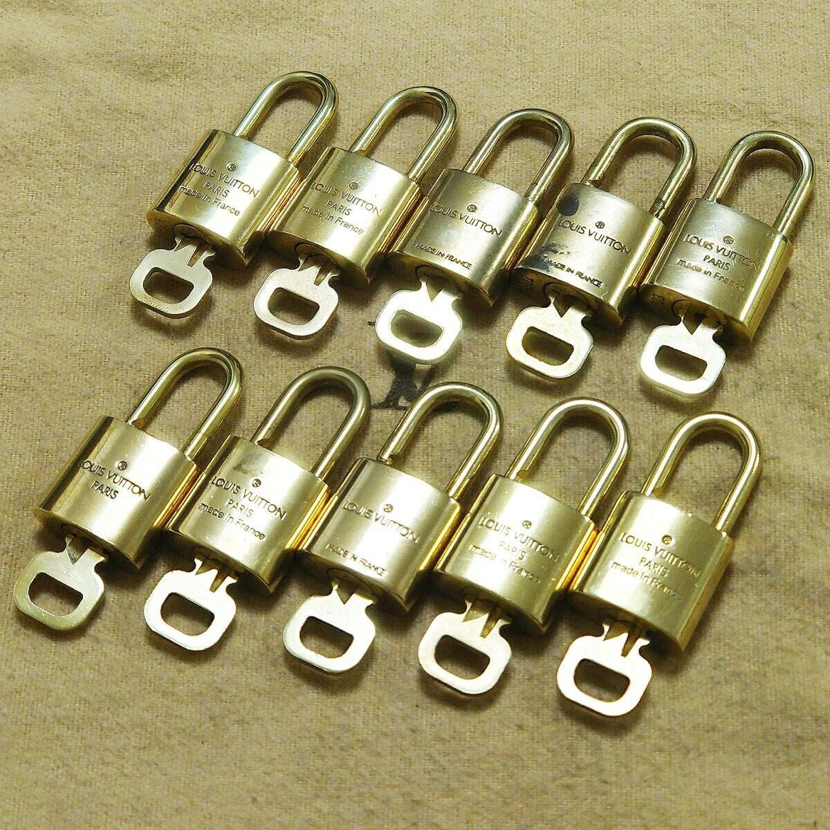 LOUIS VUITTON LV 10 SET PADLOCK KEY BAG CHARM CADENA GOLD PLATED FRANCE 37HA135