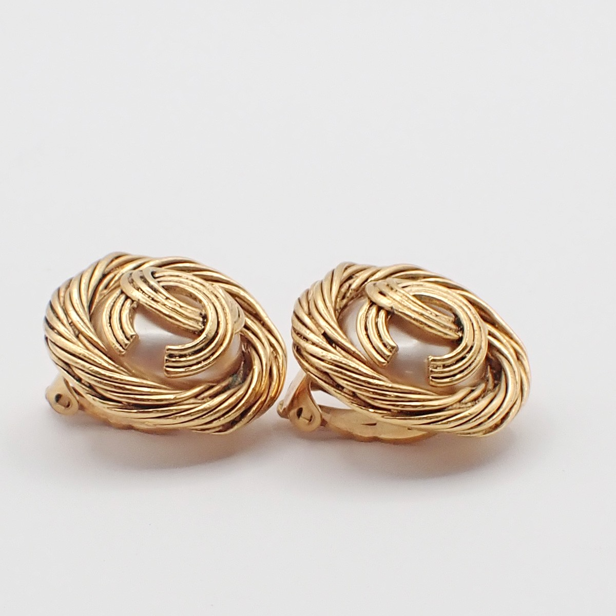 CHANEL CC Imitation pearl Round Button Earrings Clip-On 94A Gold VTG 62RQ024