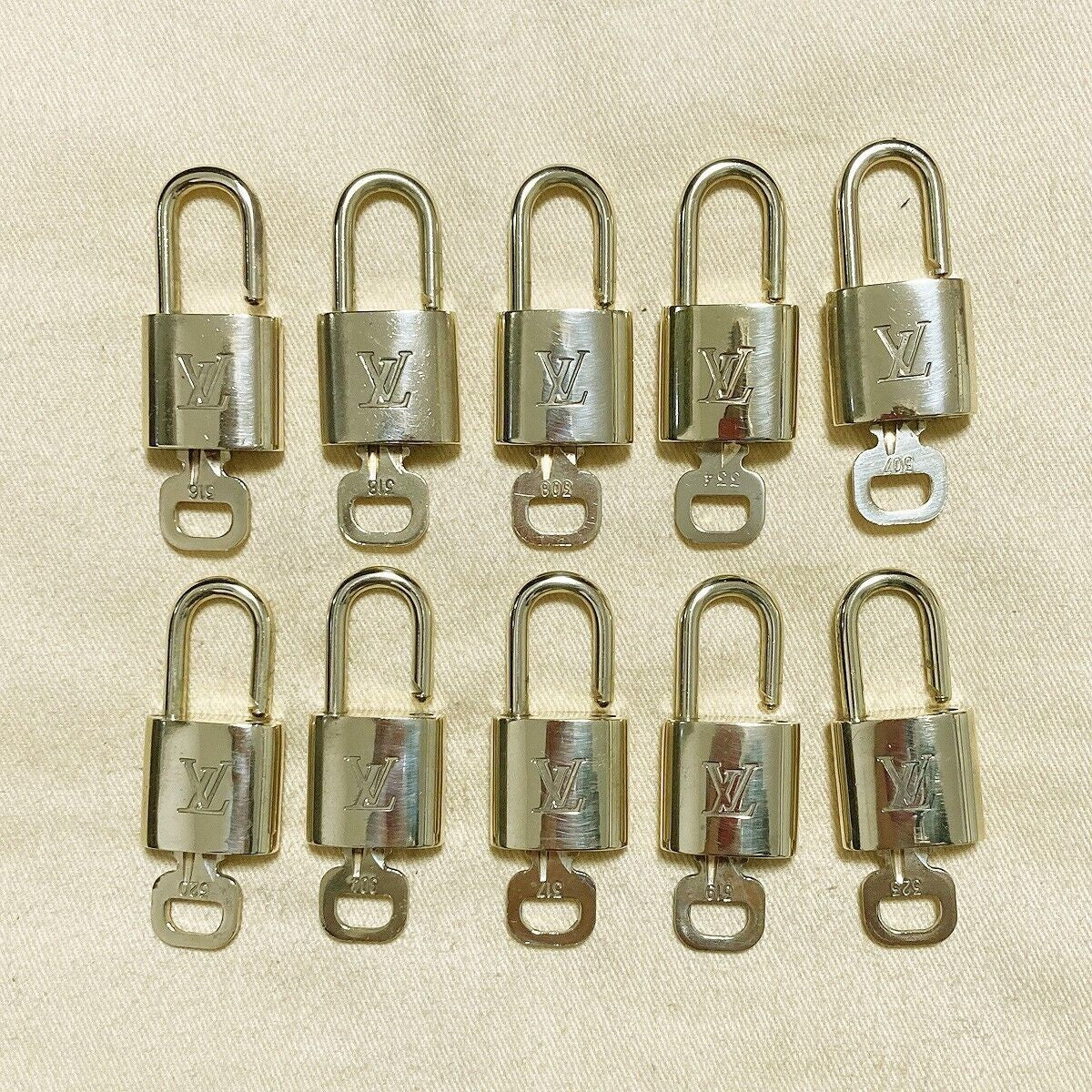 LOUIS VUITTON LV 10 SET PADLOCK KEY BAG CHARM CADENA GOLD PLATED FRANCE 37PDA089