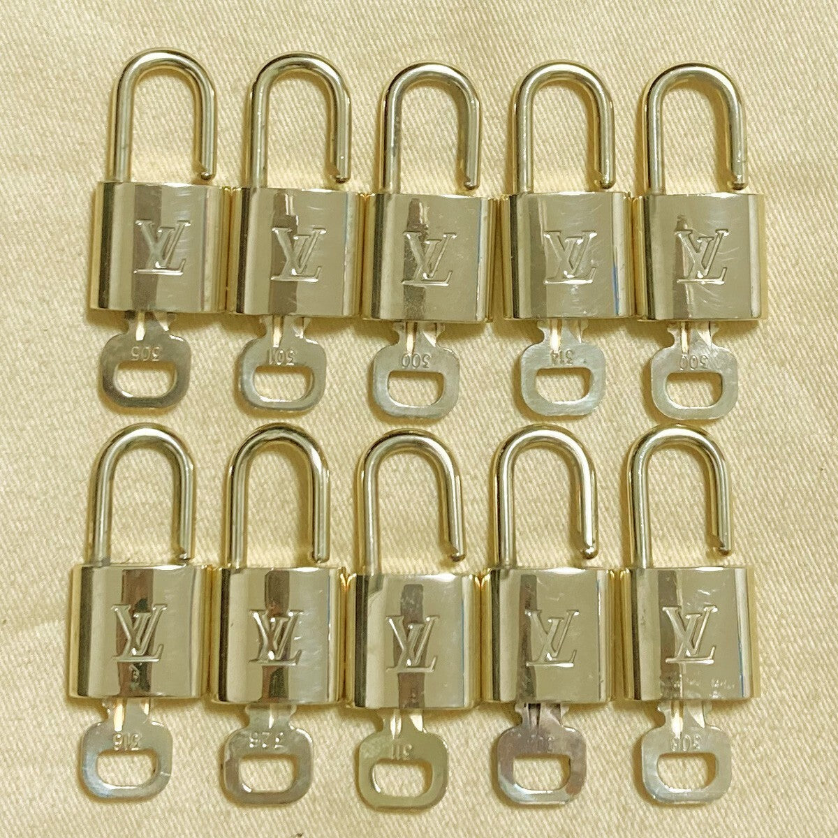 LOUIS VUITTON LV 10 SET PADLOCK KEY CHARM CADENA GOLD-PLATED FRANCE 37PDA215