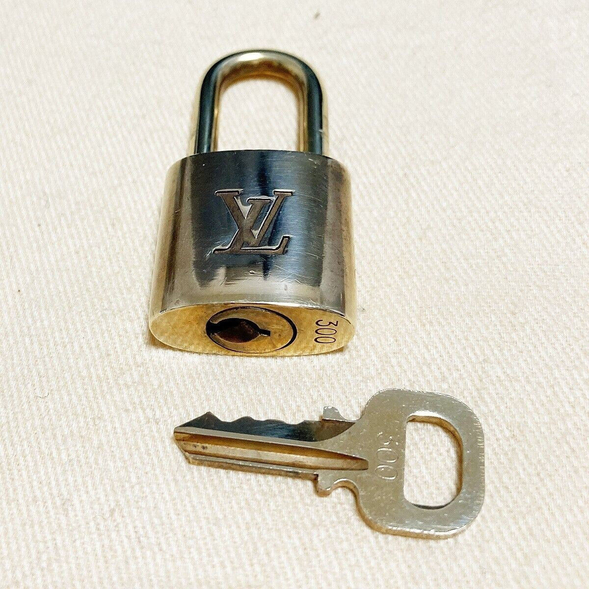 LOUIS VUITTON LV 10 SET PADLOCK KEY BAG CHARM CADENA GOLD PLATED FRANCE 31PDA023