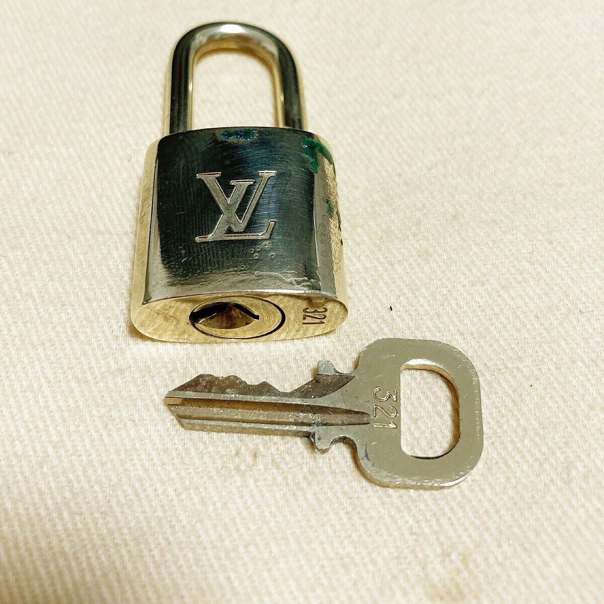 LOUIS VUITTON LV 10 SET PADLOCK KEY BAG CHARM CADENA GOLD PLATED FRANCE 37PDA047