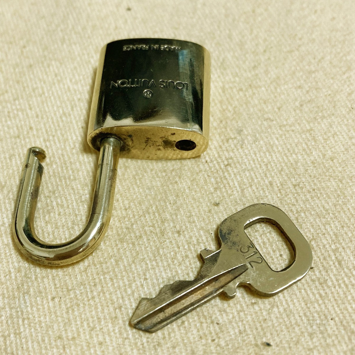 LOUIS VUITTON LV 10 SET PADLOCK KEY CHARM CADENA GOLD-PLATED FRANCE 65PDA249