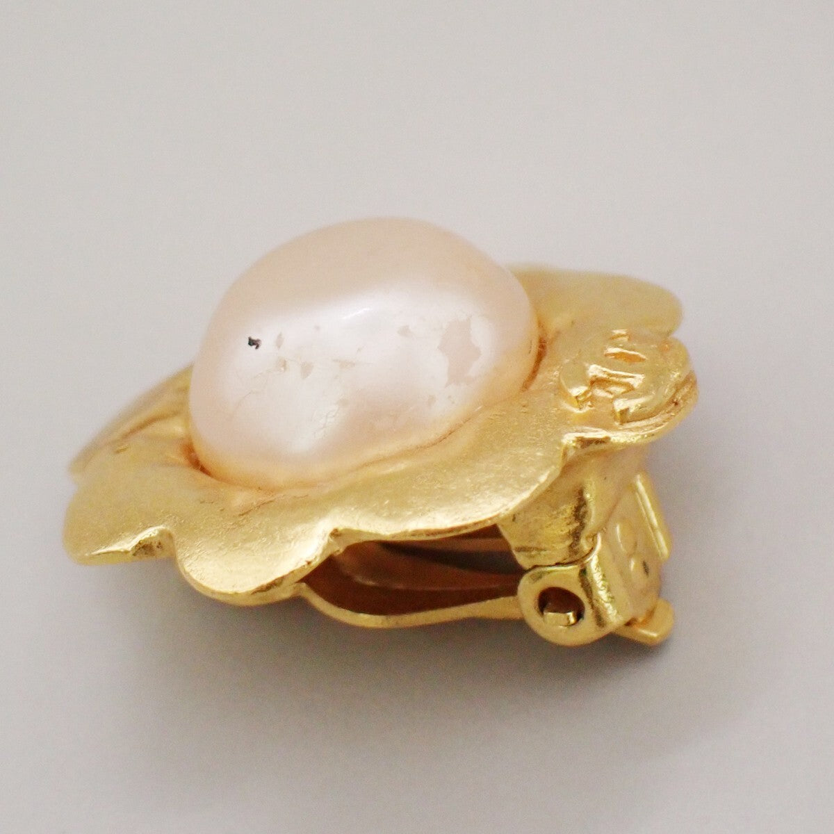 CHANEL CC Logo Imitation Pearl Flower Button Earrings Clip-On 96 P Gold 30RK753
