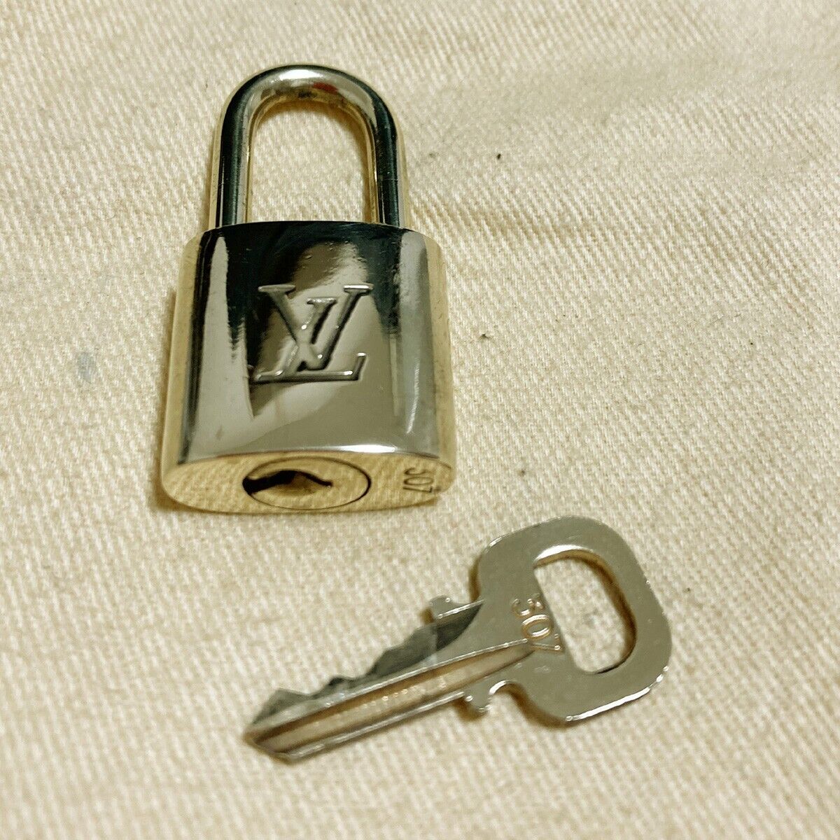 LOUIS VUITTON LV 10 SET PADLOCK KEY CHARM CADENA GOLD-PLATED FRANCE 62PDA163
