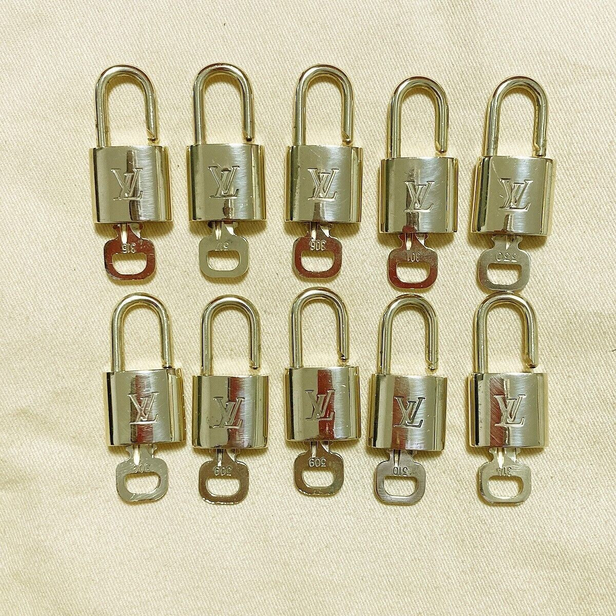 LOUIS VUITTON LV 10 SET PADLOCK KEY BAG CHARM CADENA GOLD PLATED FRANCE 39PDA072