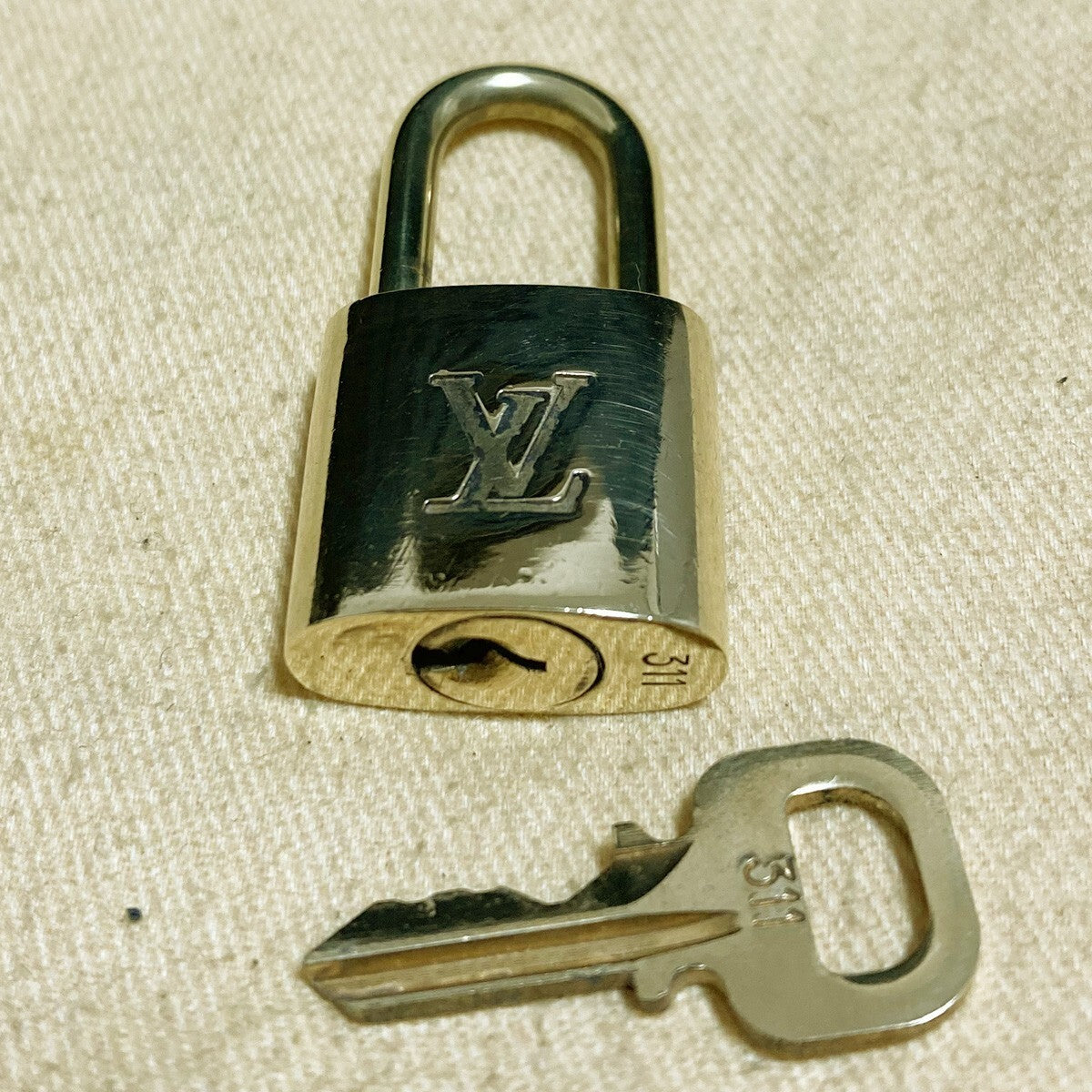 LOUIS VUITTON LV 10 SET PADLOCK KEY CHARM CADENA GOLD-PLATED FRANCE 61PDA220