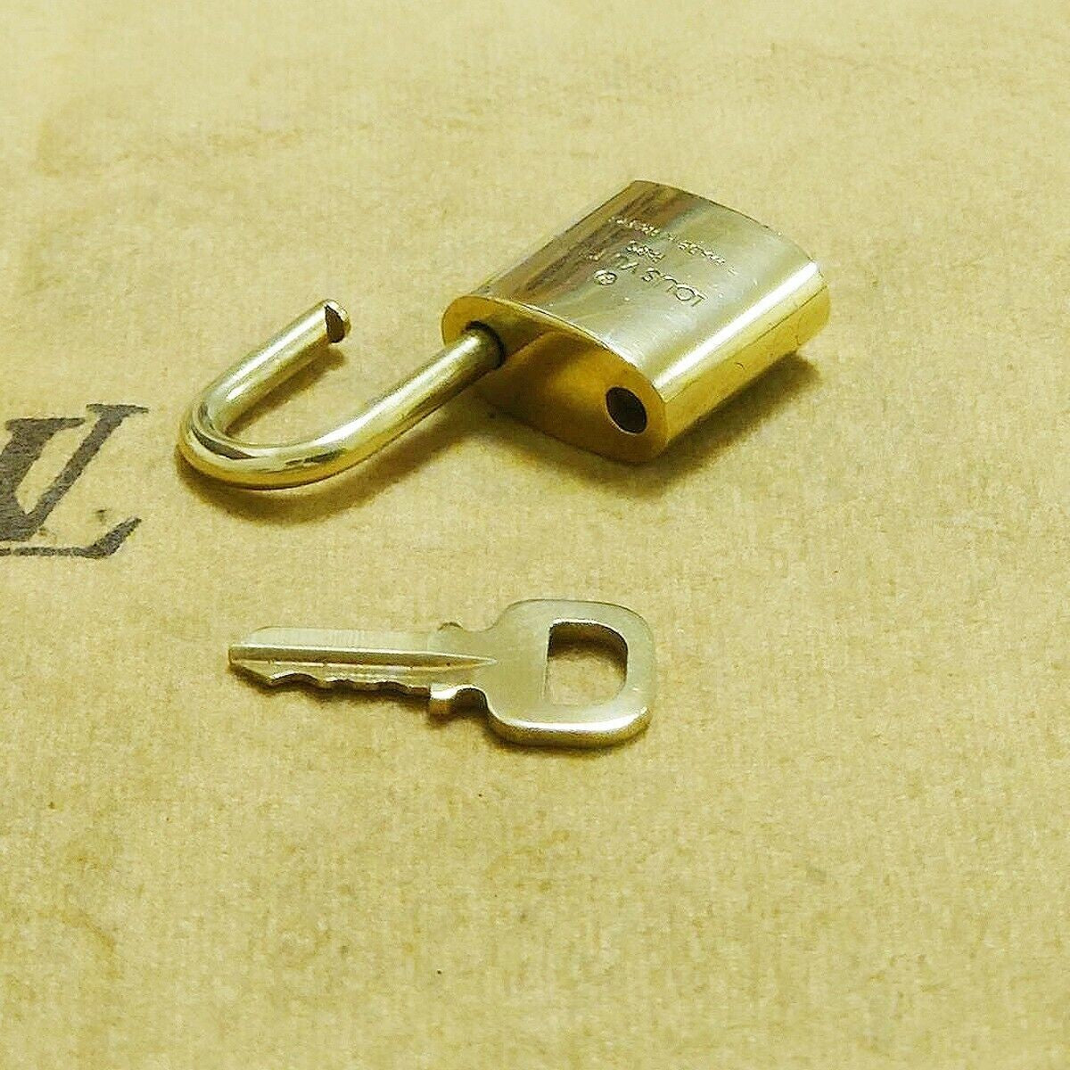 LOUIS VUITTON LV 10 SET PADLOCK KEY BAG CHARM CADENA GOLD PLATED FRANCE 35HA088
