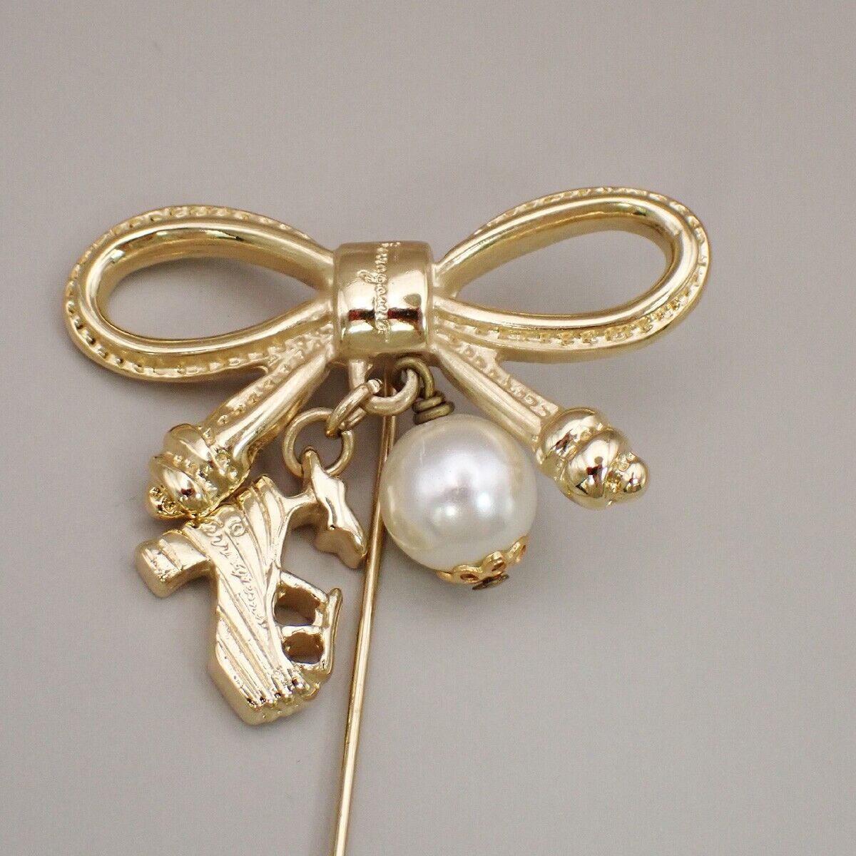 SALVATORE FERRAGAMO Logo Imitation Pearl Ribbon Pin Brooch Gold 03YG040