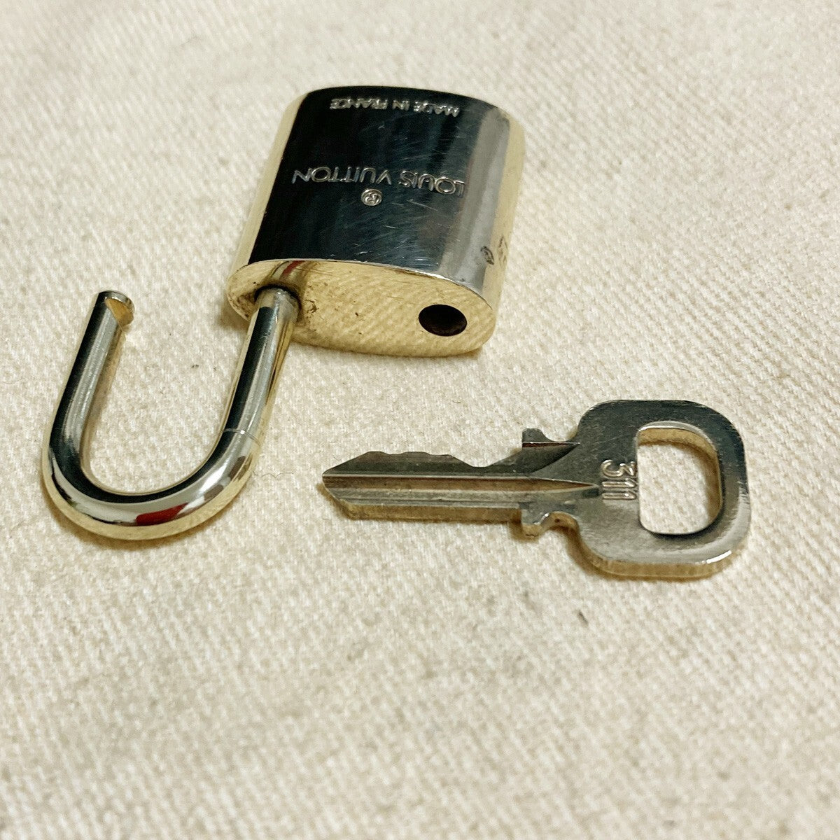 LOUIS VUITTON LV 10 SET PADLOCK KEY CHARM CADENA GOLD-PLATED FRANCE 31PDA180