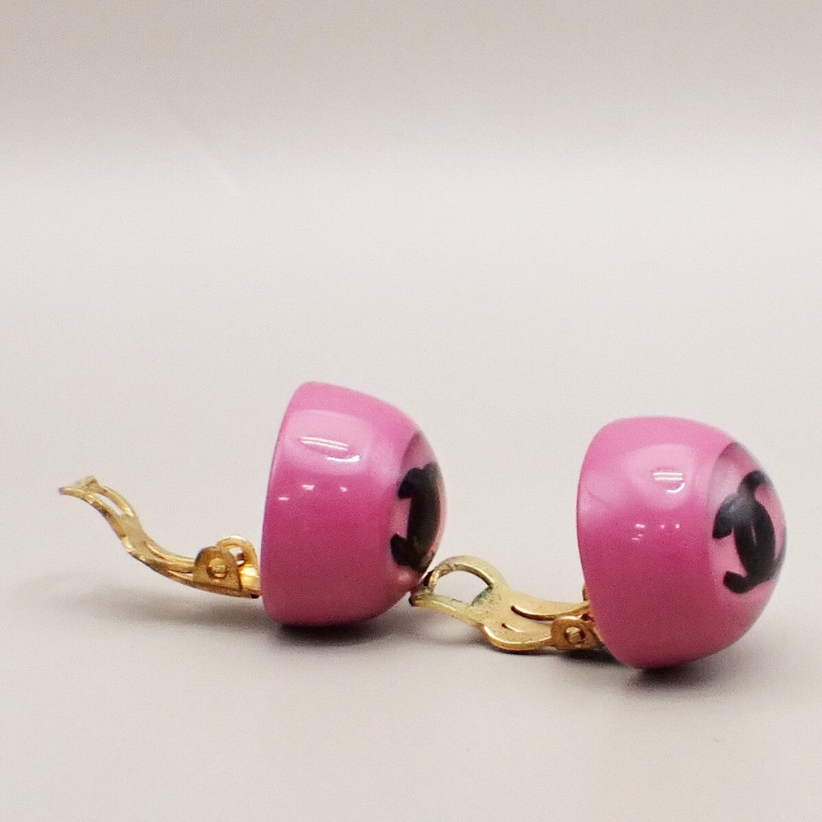 CHANEL CC Logo Button Earrings 01P Clip-On Plastic Pink GHW Vintage 33RK796
