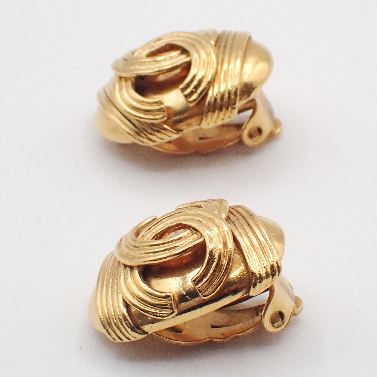 CHANEL CC Logo Button Earring 94A Clip-On Gold-Plated France Vintage 80RL937