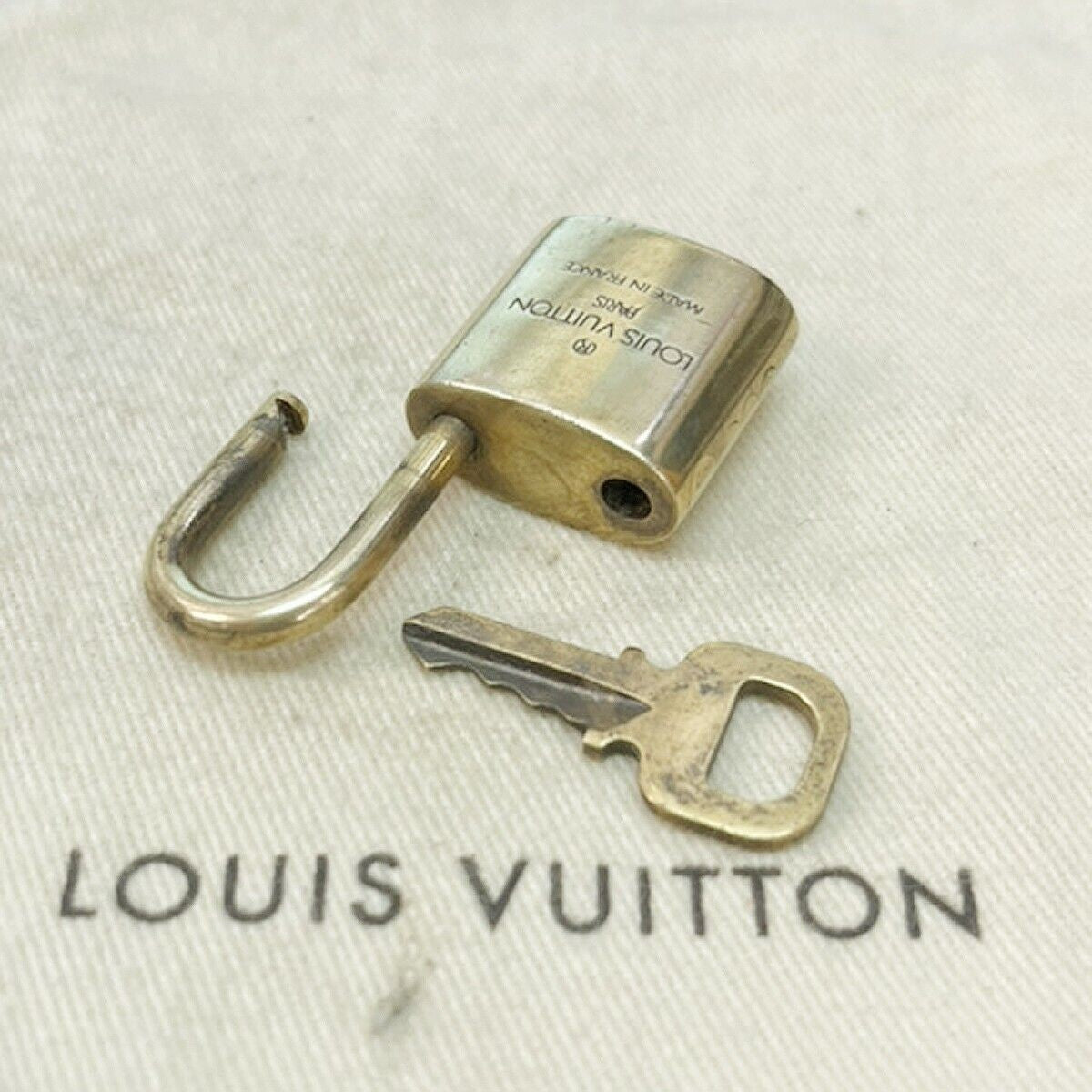 LOUIS VUITTON LV 10 SET PADLOCK KEY BAG CHARM CADENA GOLD PLATED FRANCE 33JF559