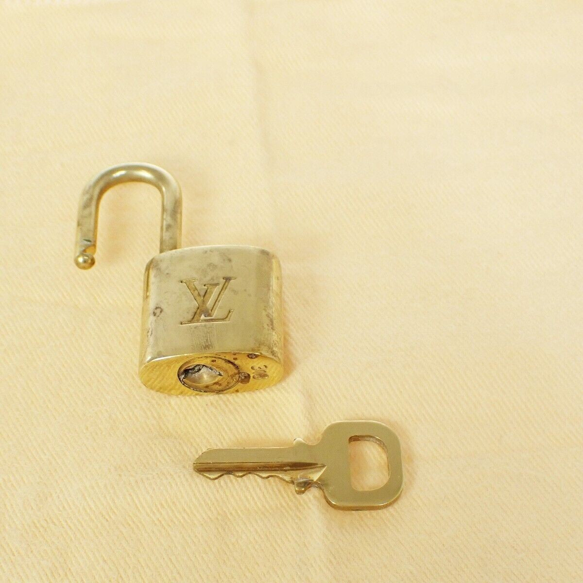 LOUIS VUITTON LV 10 SET PADLOCK KEY BAG CHARM CADENA GOLD PLATED FRANCE 33SH950