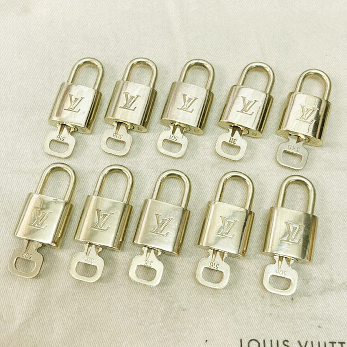 LOUIS VUITTON LV 10 SET PADLOCK KEY CHARM CADENA GOLD-PLATED FRANCE 35JF462