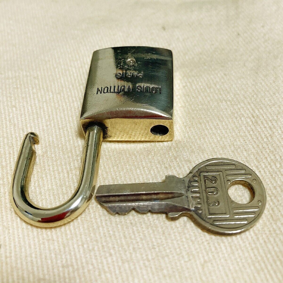 LOUIS VUITTON LV 10 SET PADLOCK KEY BAG CHARM CADENA GOLD PLATED FRANCE 62PDA042