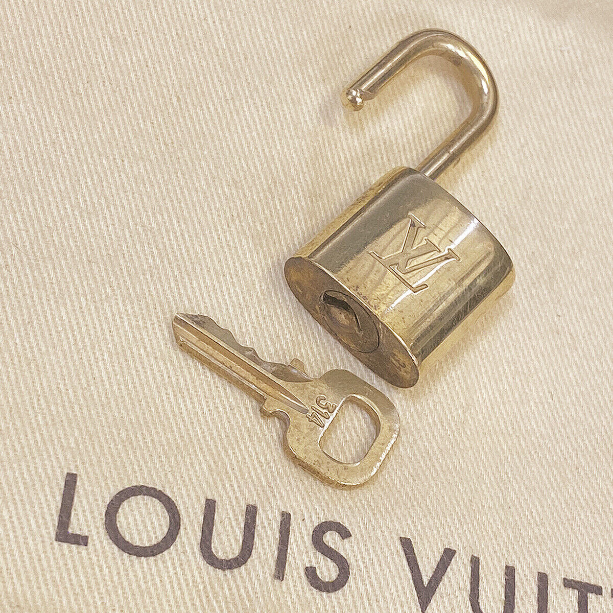 AUTHENTIC LOUIS VUITTON LV 10 SET PADLOCK KEY CHARM CADENA GOLD FRANCE 86BS966