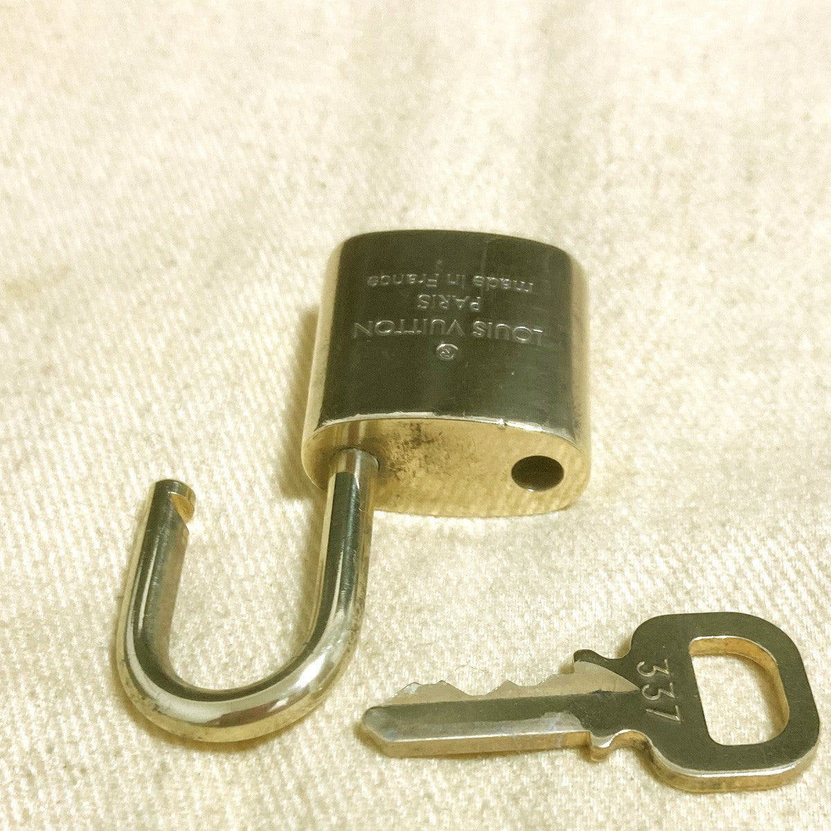 LOUIS VUITTON LV 10 SET PADLOCK KEY CHARM CADENA GOLD-PLATED FRANCE 39PDA311