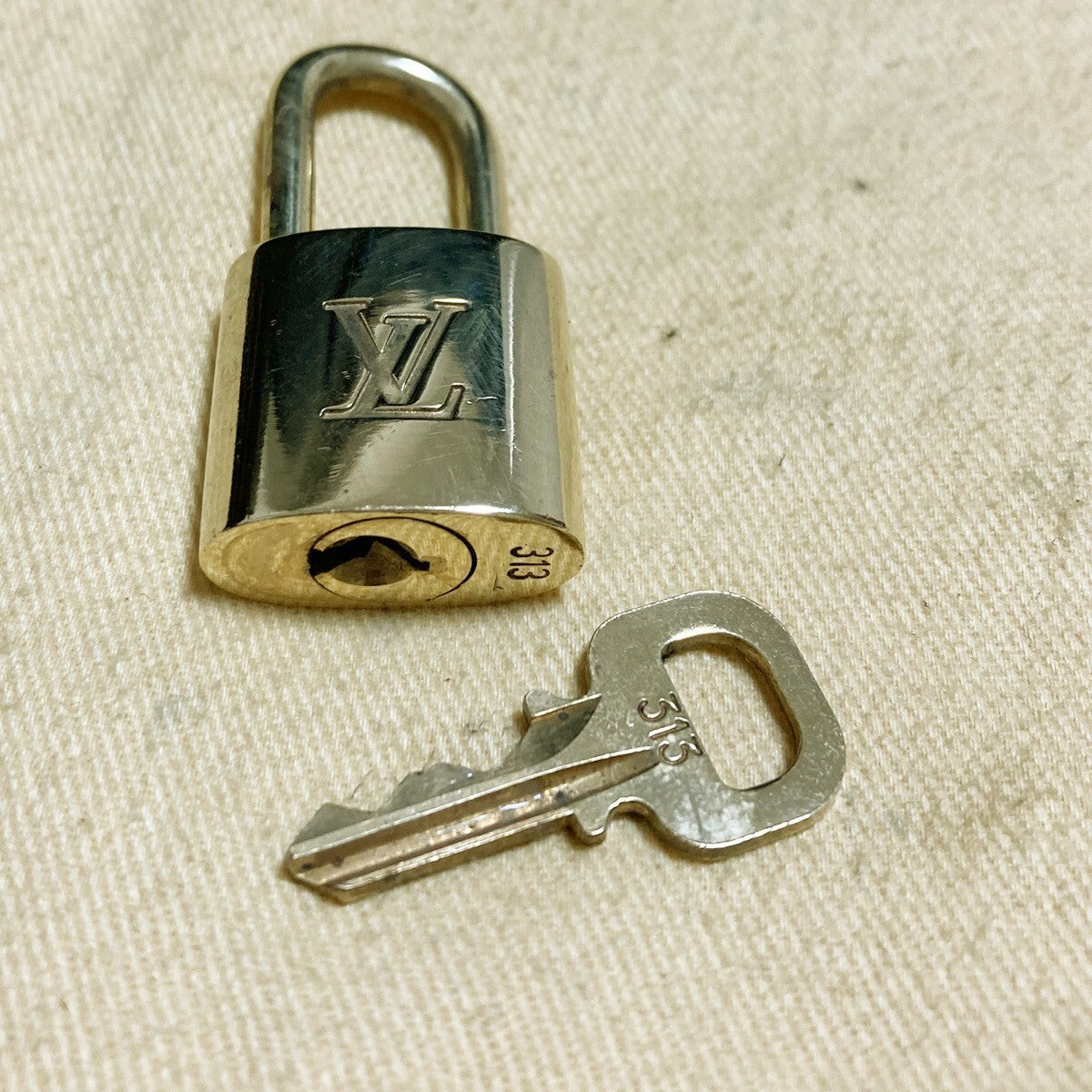 LOUIS VUITTON LV 10 SET PADLOCK KEY CHARM CADENA GOLD-PLATED FRANCE 61PDA170