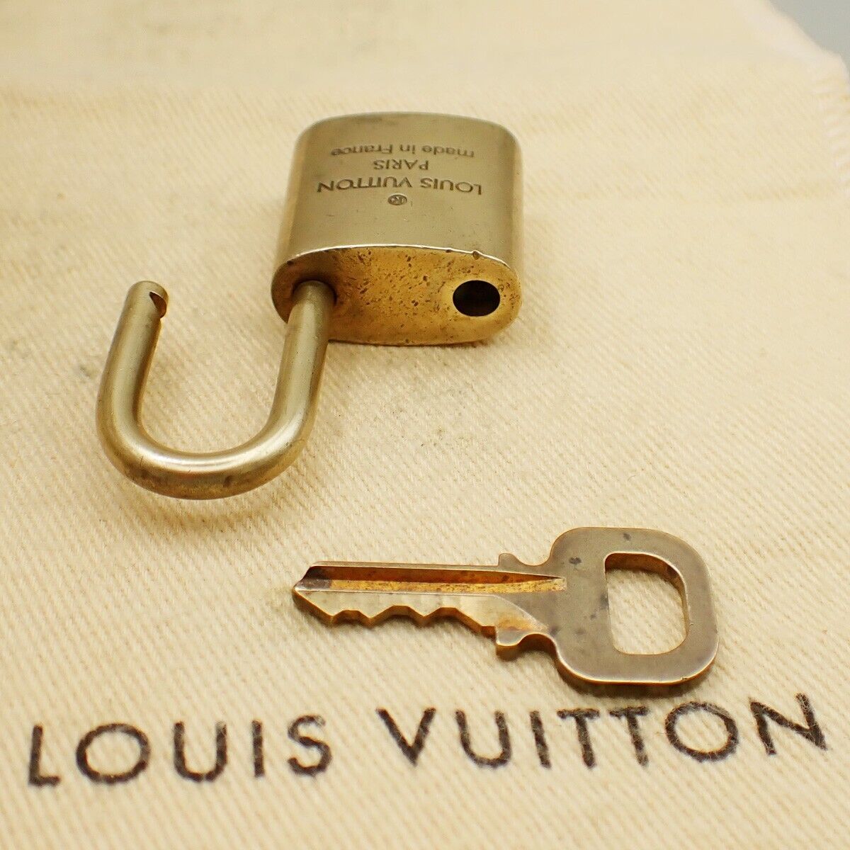 LOUIS VUITTON LV 10 Set  Padlock Key Bag Charm Cadena Gold Plated France 37YF670