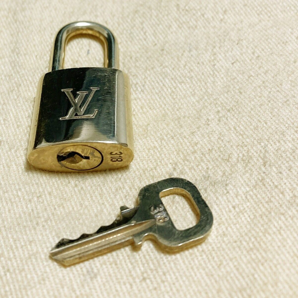 LOUIS VUITTON LV 10 SET PADLOCK KEY CHARM CADENA GOLD-PLATED FRANCE 31PDA171