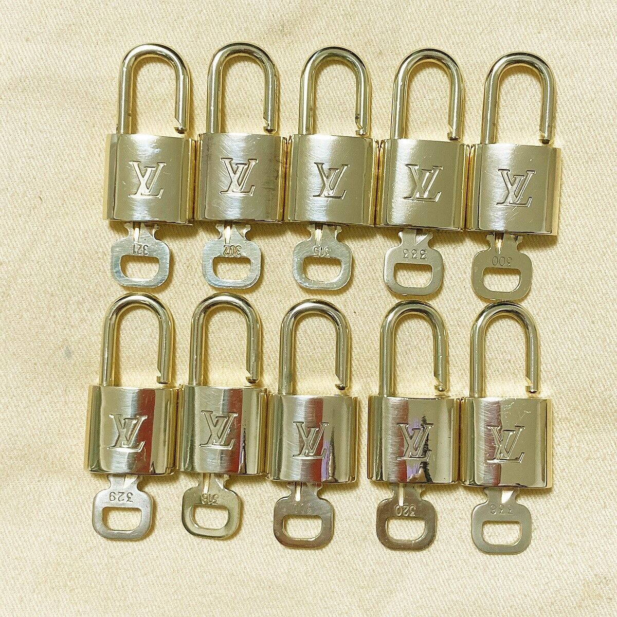 AUTHENTIC LOUIS VUITTON LV 10 SET PADLOCK KEY CHARM CADENA GOLD FRANCE 37PDA117