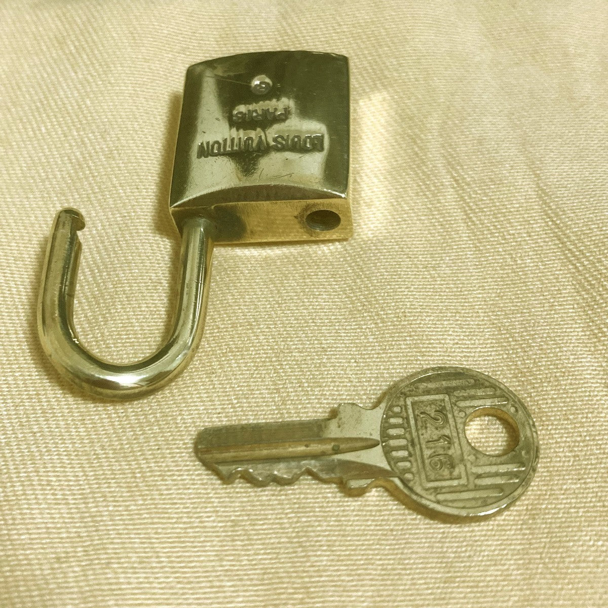 LOUIS VUITTON LV 19 SET PADLOCK KEY CHARM CADENA GOLD-PLATED FRANCE 69PDA319
