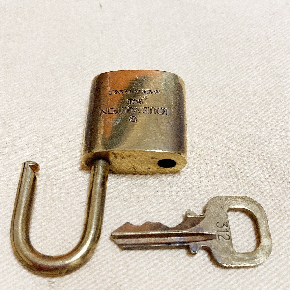 LOUIS VUITTON LV 10 SET PADLOCK KEY BAG CHARM CADENA GOLD PLATED FRANCE 35YB044
