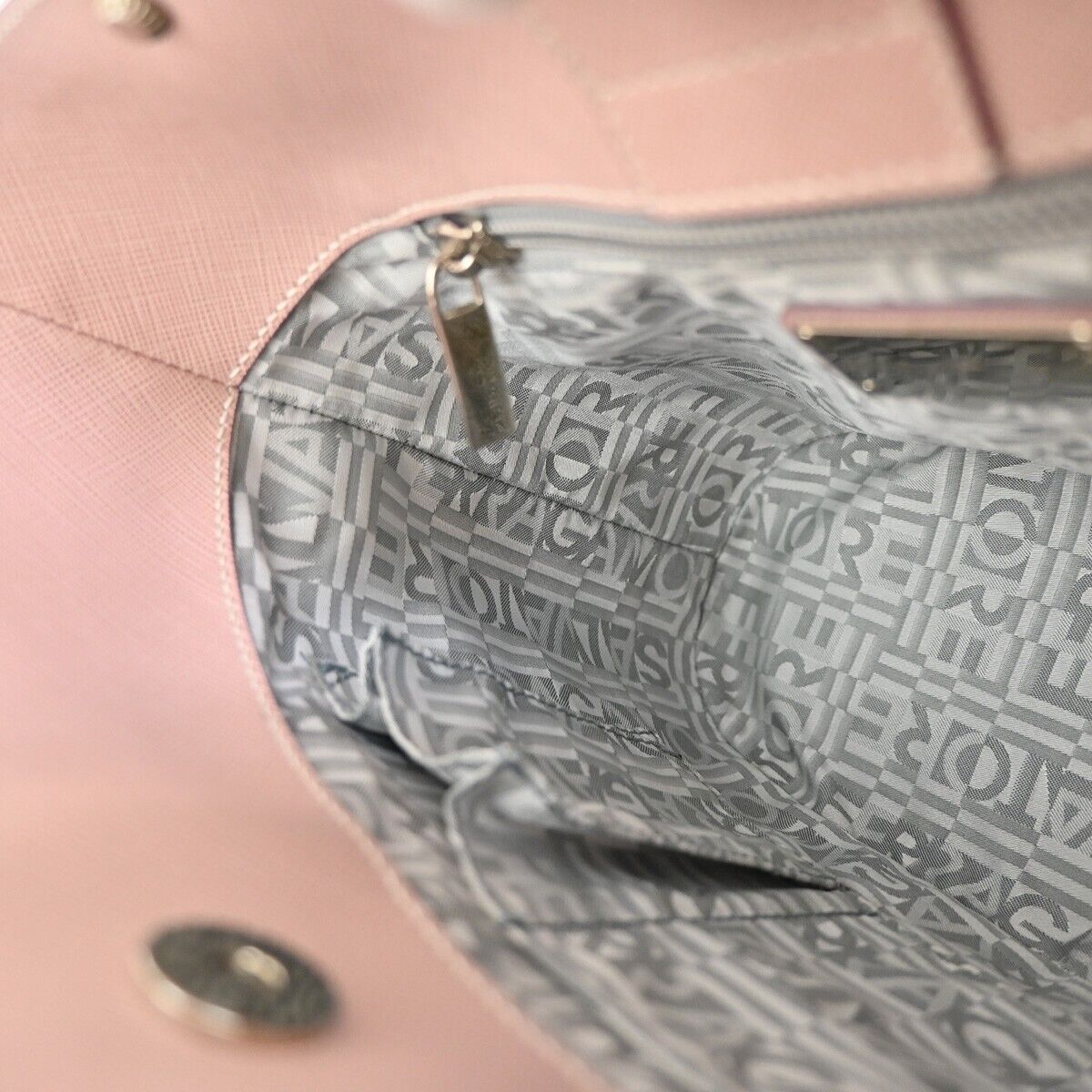 SALVATORE FERRAGAMO Gancini Hand Bag Leather Pink Silver Made in Italy 31EA709