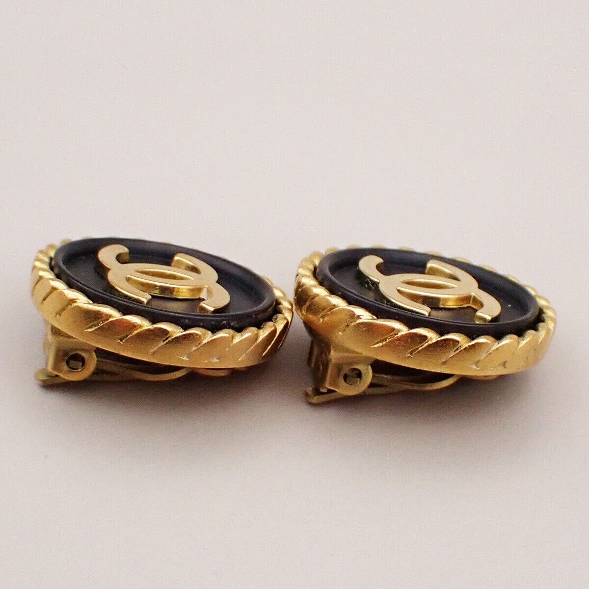 CHANEL CC Logo Button Earrings 95P Clip-On Gold Black GHW France Vintage 76RK705